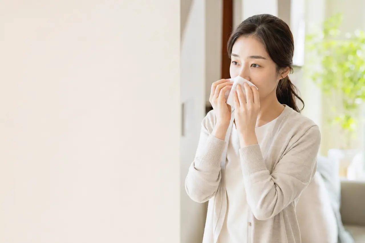 알레르기 비염 증상으로 재채기와 코막힘을 겪는 한국인 환자
